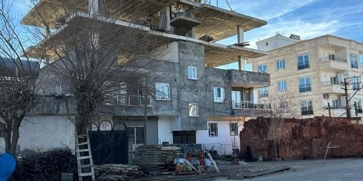 Mardin’de yıkılan duvarın altında kalan kişi yaşamını yitirdi