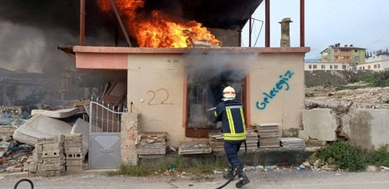 Hatay’da bir evde çıkan yangın maddi hasara neden oldu
