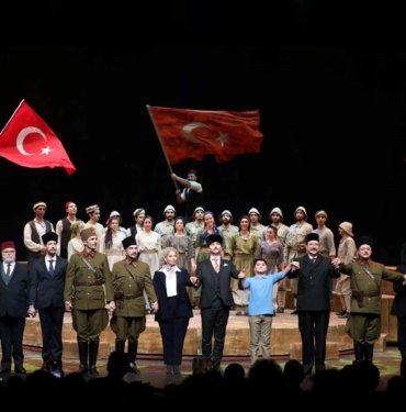 cumhuriyete-dogru-tiyatro-oyunu-9-ilde-12-kez-perde-acti