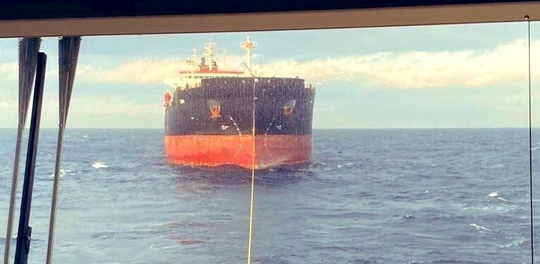 Çanakkale açıklarında arızalanan gemi demirletildi