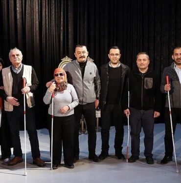 gorme-engellilerden-olusan-ekip-moni-ucuncu-oyununu-sahnelemeye-hazirlaniyor