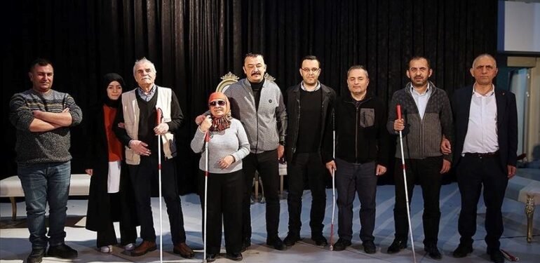 Görme engellilerden oluşan Ekip Moni üçüncü oyununu sahnelemeye hazırlanıyor