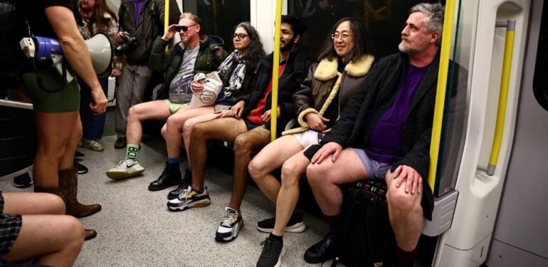 Londra’da Pantolonsuz Günü kutlaması