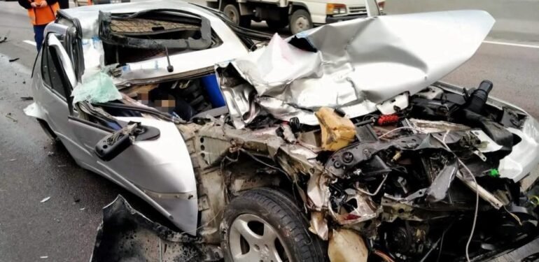 Adana’da otomobil TIR’a çarptı: 1 polis yaşamını yitirdi