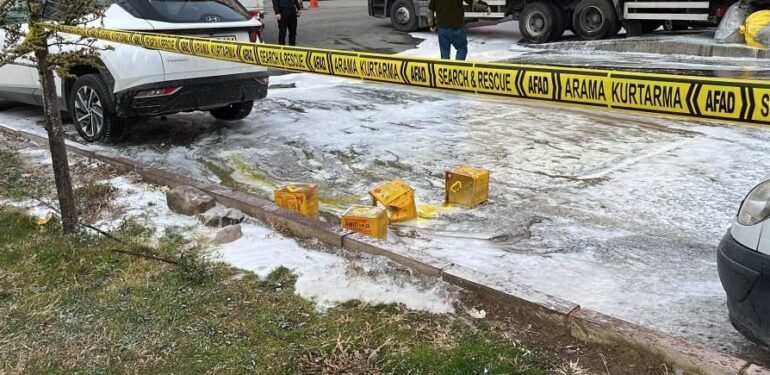 Kargo şirketinde yere düşen paket patladı, 4 çalışan hastanelik oldu