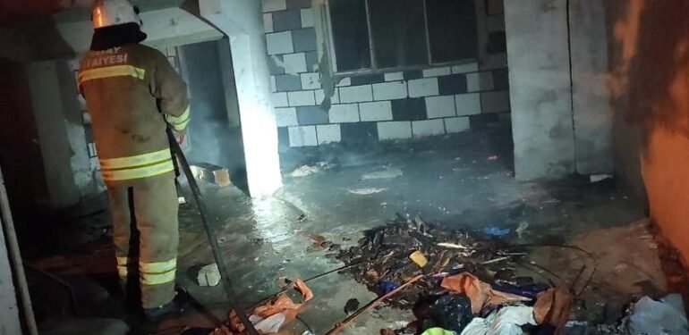 Hatay’da metruk binada yangın çıktı