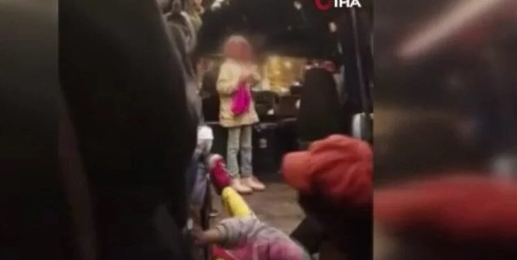 Esenyurt’ta sinirlenen minibüs sürücüsü ani gaza bastı: Anne ve çocuğu yere düştü