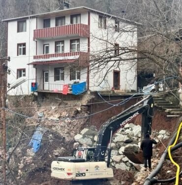 artvin’de-heyelandan-dolayi-3-katli-bina-tahliye-edildi