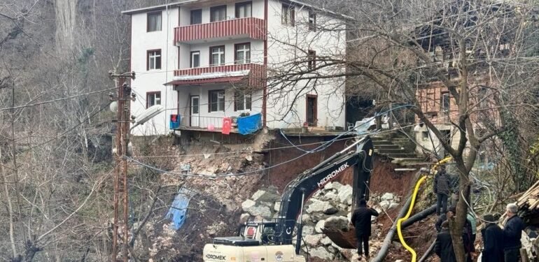 Artvin’de heyelandan dolayı 3 katlı bina tahliye edildi