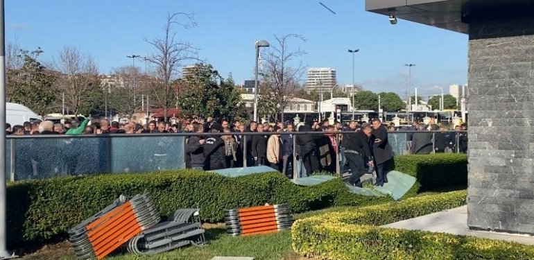 Taksicilerden İstanbul’da ulaşım zammına taşlı sopalı protesto! Gözaltılar var