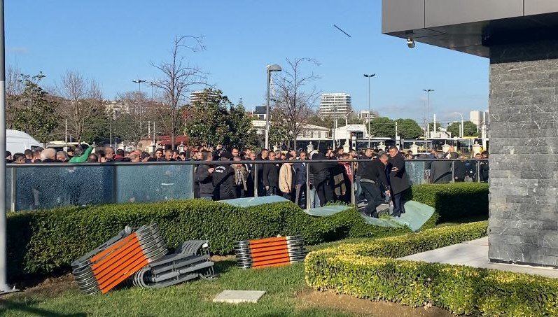 taksicilerden-istanbul’da-ulasim-zammina-tasli-sopali-protesto!-gozaltilar-var