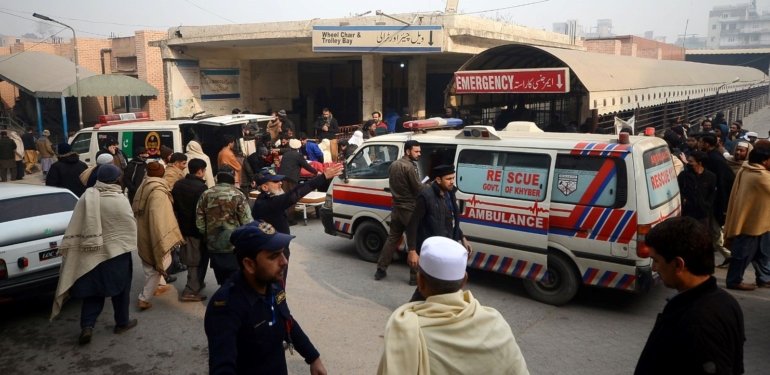 Pakistan’da polis aracına bombalı saldırı: 6 ölü