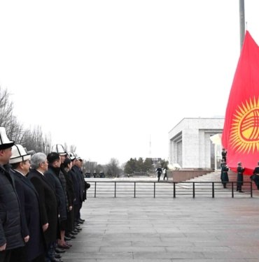 kirgizistan’in-yeni-bayragi-gondere-cekildi