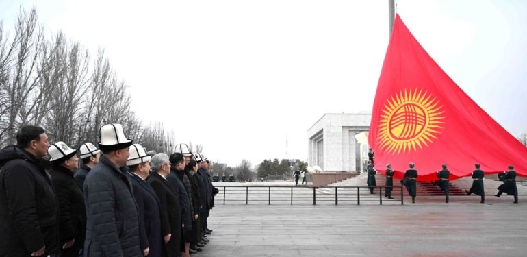 Kırgızistan’ın yeni bayrağı göndere çekildi