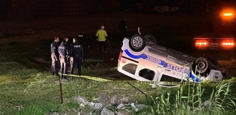 Köpeğe çarpan polis aracı şarampole yuvarlandı
