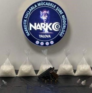 yalova’da-surucusu-kacan-otomobilden-5-kilo-uyusturucu-cikti
