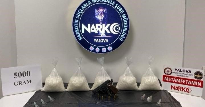 Yalova’da sürücüsü kaçan otomobilden 5 kilo uyuşturucu çıktı
