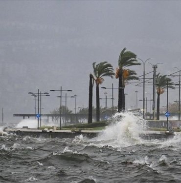 izmir’de-vapur-seferlerine-firtina-engeli