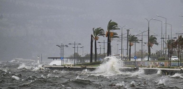 İzmir’de vapur seferlerine fırtına engeli