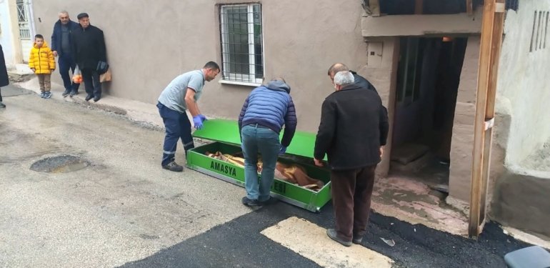 Yalnız yaşadığı evinde ölü bulundu