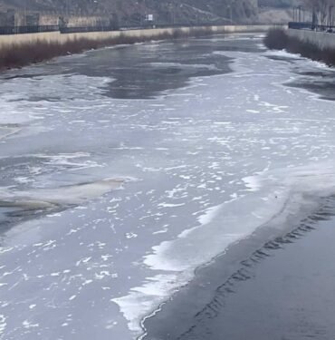 ardahan’da-kura-nehri’nin-yuzeyi-buz-tuttu