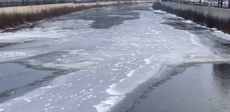 Ardahan’da Kura Nehri’nin yüzeyi buz tuttu