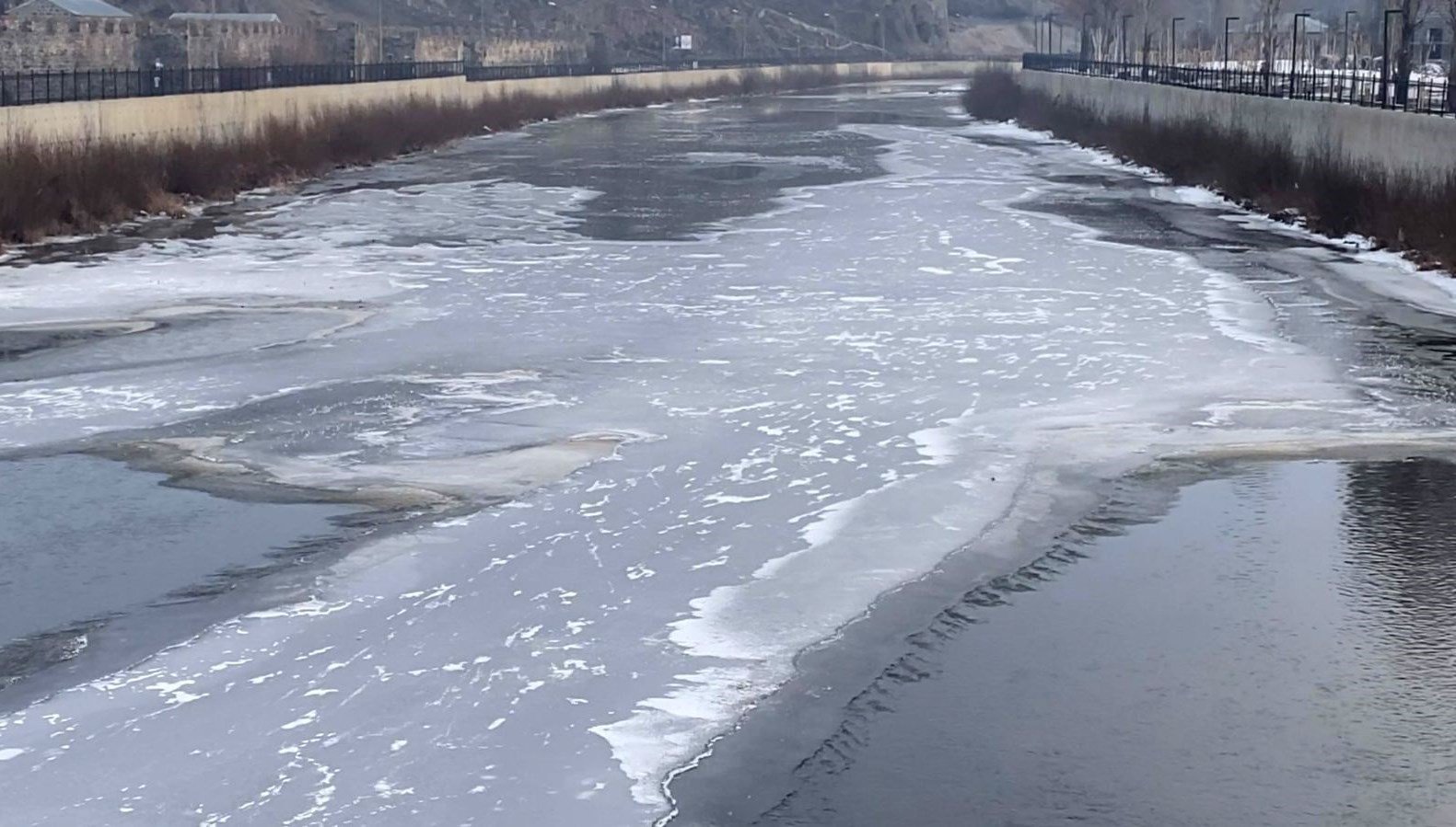 ardahan’da-kura-nehri’nin-yuzeyi-buz-tuttu