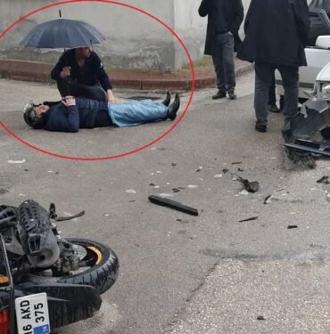kazada-yaralanan-motosikletli-islanmasin-diye-semsiyeyle-basinda-bekledi
