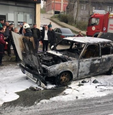 trabzon’da-arac-sokak-ortasinda-alev-alev-yandi