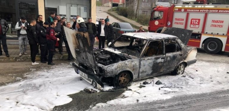 Trabzon’da araç sokak ortasında alev alev yandı