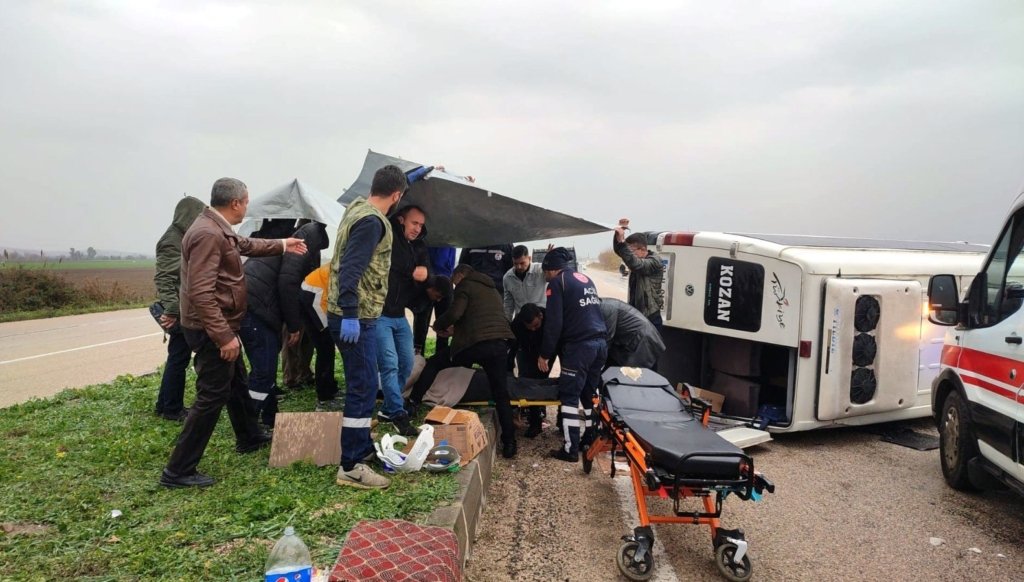 adana’da-yolcu-minibusu-devrildi:-yaralilar-var