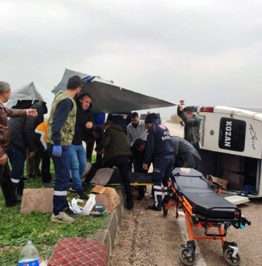 adana’da-yolcu-minibusu-devrildi:-yaralilar-var