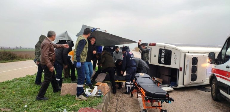 Adana’da yolcu minibüsü devrildi: Yaralılar var