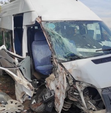 osmaniye’de-servis-minibusu-agaca-carpti:-4’u-ogrenci-6-yarali