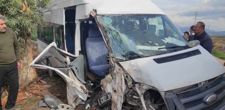 Osmaniye’de servis minibüsü ağaca çarptı: 4’ü öğrenci 6 yaralı