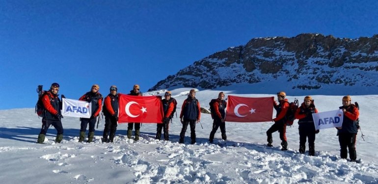 Van’da Sarıkamış şehitleri Erek Dağı’nın zirvesinde anıldı