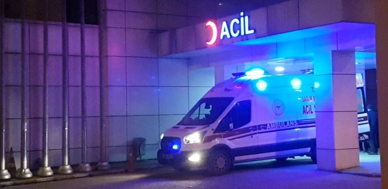 Tabancayı kurcalarken akrabasını kazara vurup ağır yaraladı