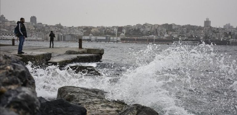 İstanbul’da bazı vapur seferlerine fırtına engeli
