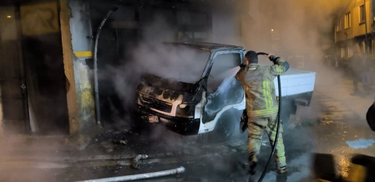 HabBursa’da kamyonette çıkan ve işletmeye sıçrayan yangın söndürüldüer