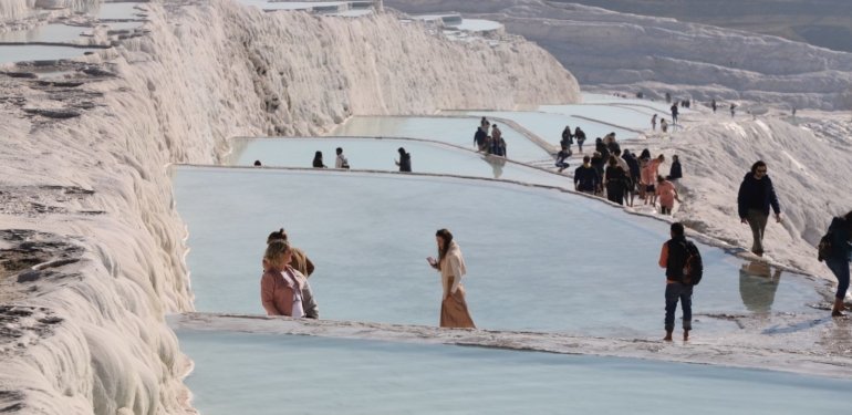 Pamukkale’de hafta sonu yoğunluğu yaşanıyor