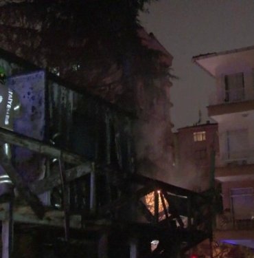 kadikoy’de-insaat-iscilerinin-kaldigi-konteyner-yanarak-kule-dondu