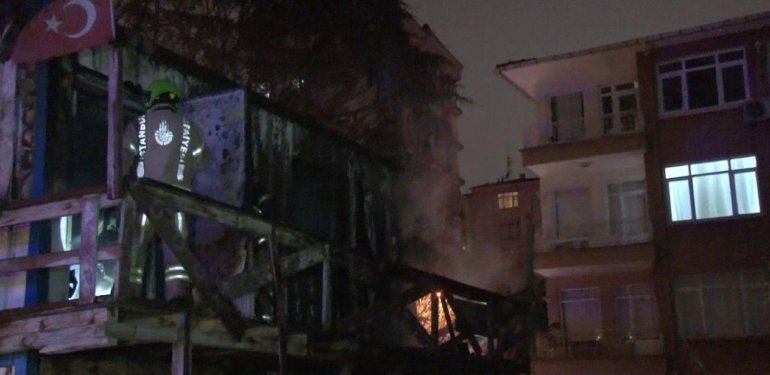 Kadıköy’de inşaat işçilerinin kaldığı konteyner yanarak küle döndü