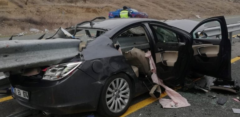 Otomobil bariyere ok gibi saplandı: Yolcu öldü, şoför yaralı