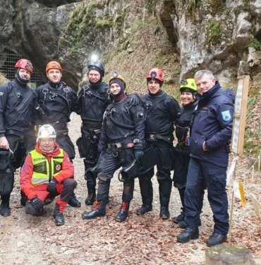 slovenya’da-magarada-mahsur-kalan-5-kisi-kurtarildi