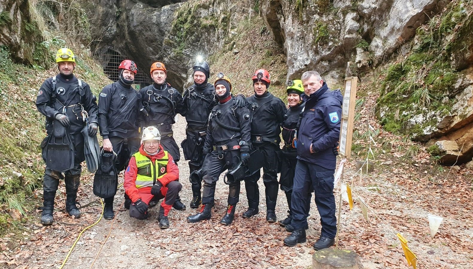 slovenya’da-magarada-mahsur-kalan-5-kisi-kurtarildi