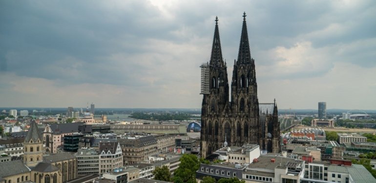 Almanya’da Köln Katedrali’ne terör alarmı