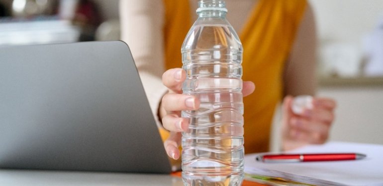 Bilim insanları, bir şişe suyun kansere neden olan nanoplastik içerdiğini açıkladı