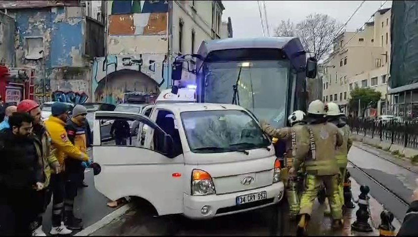 istanbul-karakoy’de-tramvay-yolunda-kaza