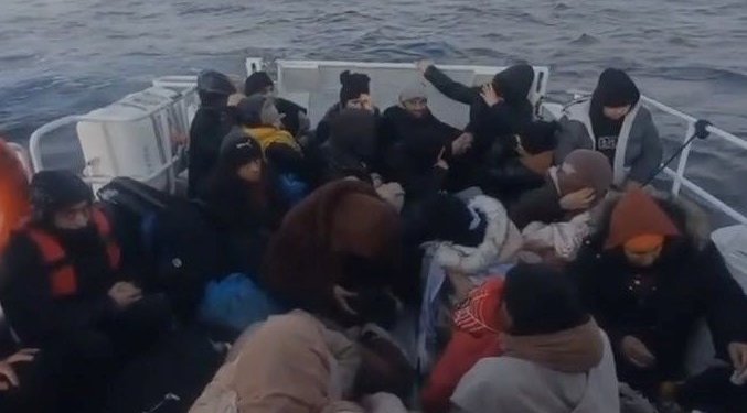 Çanakkale açıklarında 34 kaçak göçmen kurtarıldı