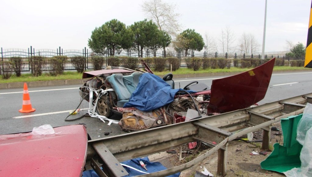 bariyerlere-giren-otomobil-parcalandi:-2-olu